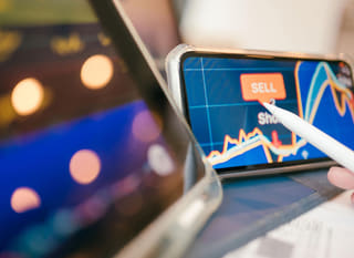 Opções de Bitcoin, Ethereum e forex sendo analisadas por um trader de múltiplos mercados